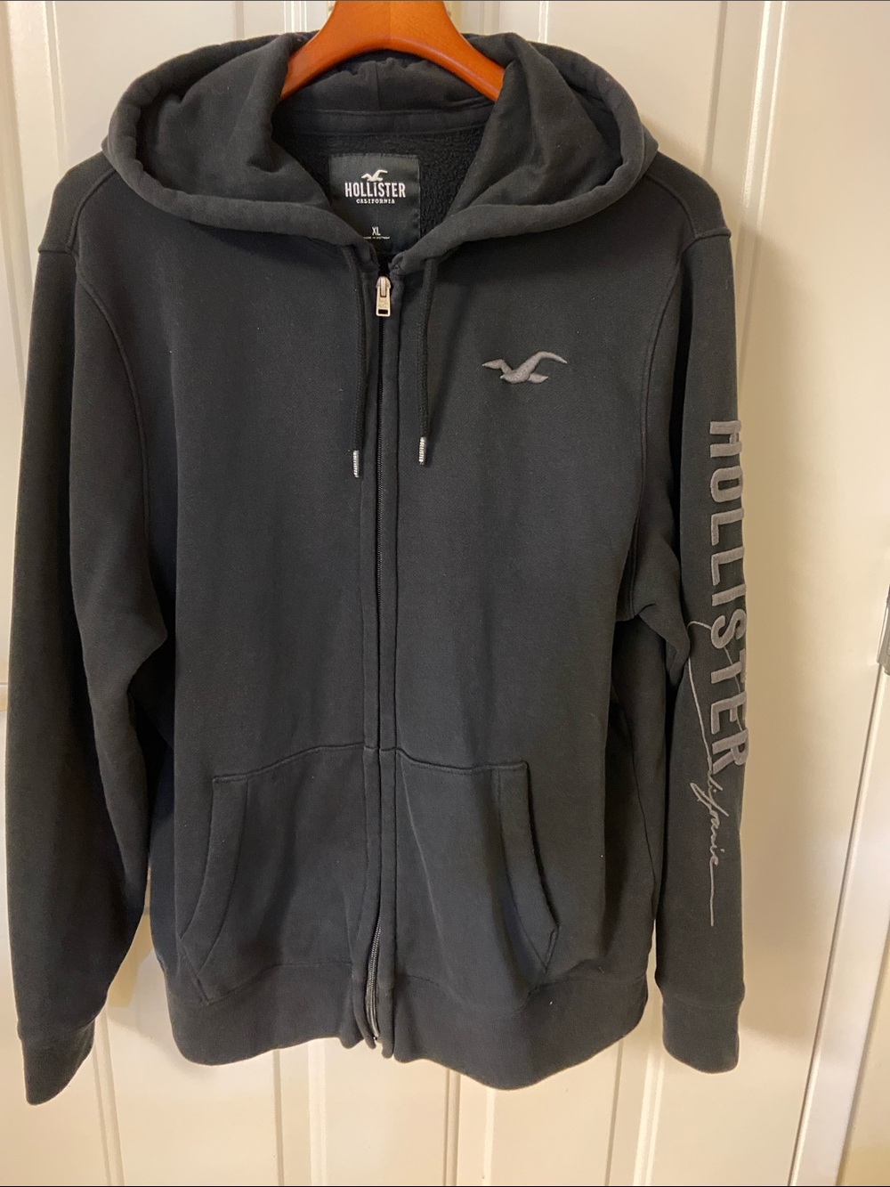 Hollister Men's Charcoal Black Full-Zip Hoodie with Sleeve Logo
NEW NO TAGS